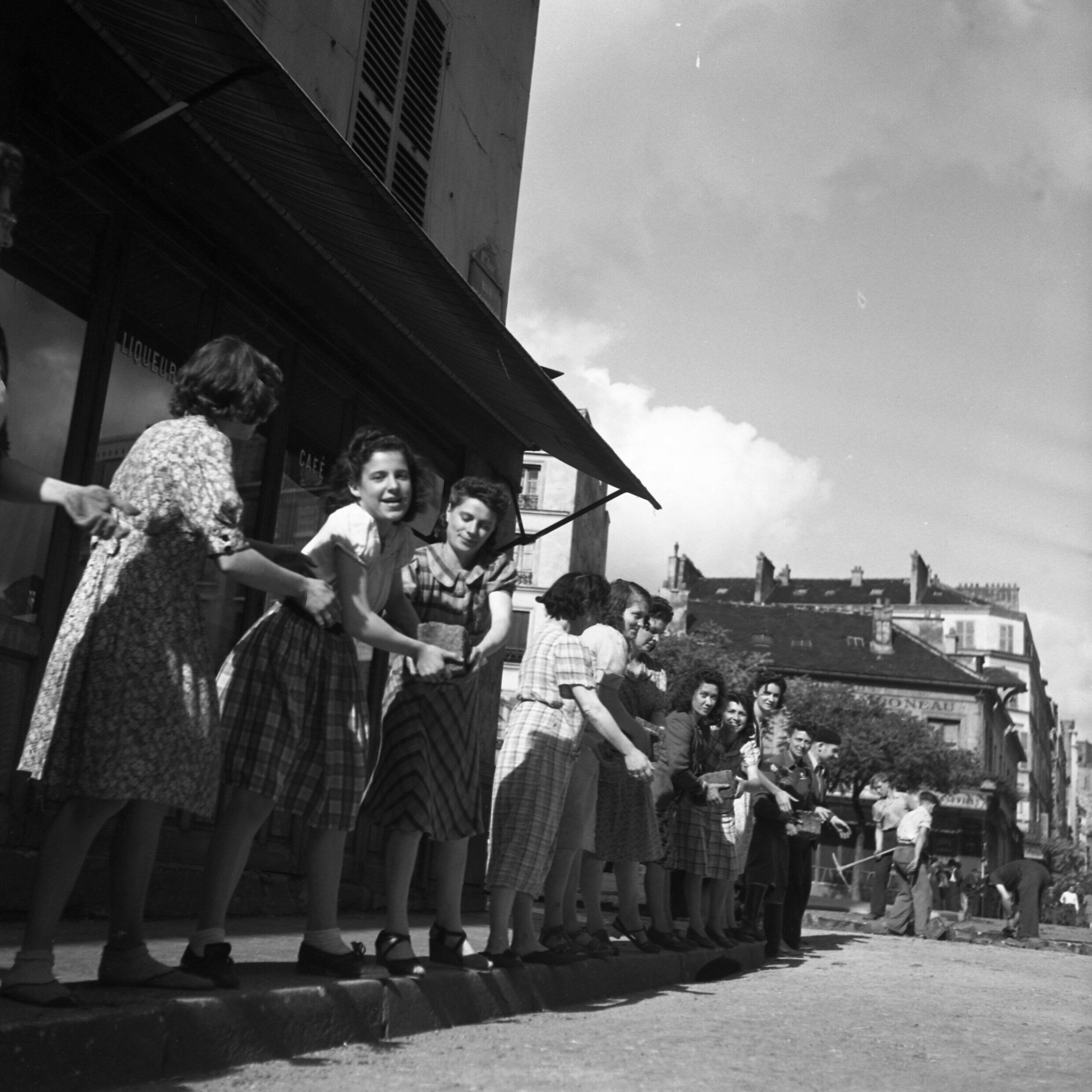 Mujeres levantan una barricada en Ménilmontant en agosto de 1944 durante el Levantamiento de París |  Colección AAMRN, Museo Nacional de la Resistencia en Champigny-sur-Marne.